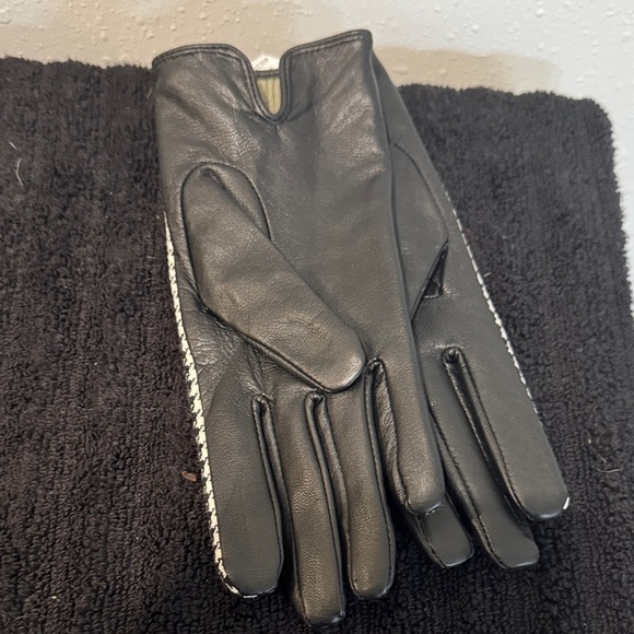 Worthington Classic Houndstooth Gloves - Picture 2 of 4